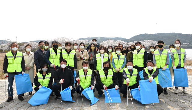 ▲ 경주 보문단지를 방문하는 관광객들을 대상으로 청결하고 안전한 관광단지 이미지를 제공하고 일상 속 작은 ESG 실천 문화를 만들기 위해 ‘쓰레기 줍기, 플로깅 챌린지’를 실시했다.ⓒ경북관광공사