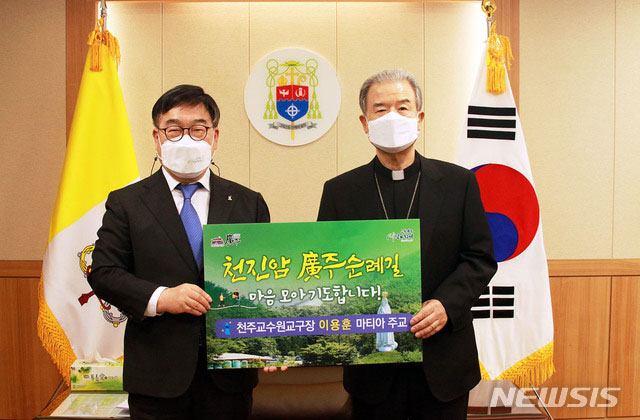 ▲ 지난해 3월 신동헌 경기 광주시장이 천주교회 교구를 돌며 '천진암 성지순례길 조성사업'에 협조해 달라고 요청했을 당시 보도사진. ⓒ뉴시스. 무단전재 및 재배포 금지.