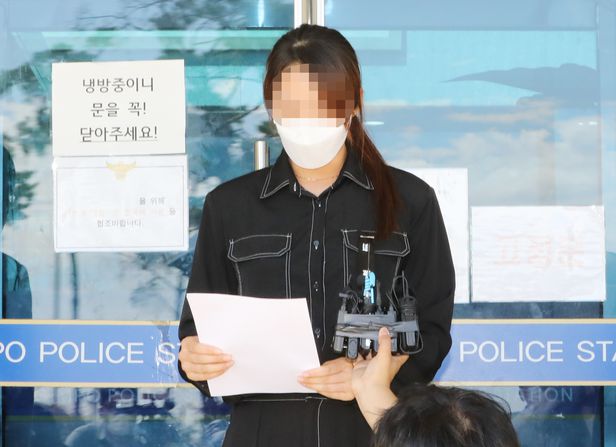 ▲ 유서를 남기고 극단적 선택을 한 40대 김포 택배대리점주의 아내가 지난해 9월 17일 김포경찰서 앞에서 기자회견을 열고 입장을 밝히고 있다. ⓒ연합뉴스