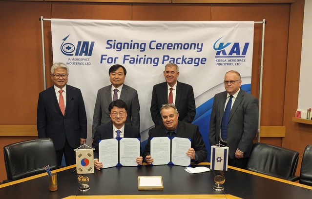 ▲ KAI와 IAI의 G280 비즈니스 제트기 동체 연결구조물 신규 수주 계약식 체결현장. 뒷줄 왼쪽에서 두번째 KAI 안현호 사장, 세번째 IAI 보아즈 레비 대표이사 ⓒKAI