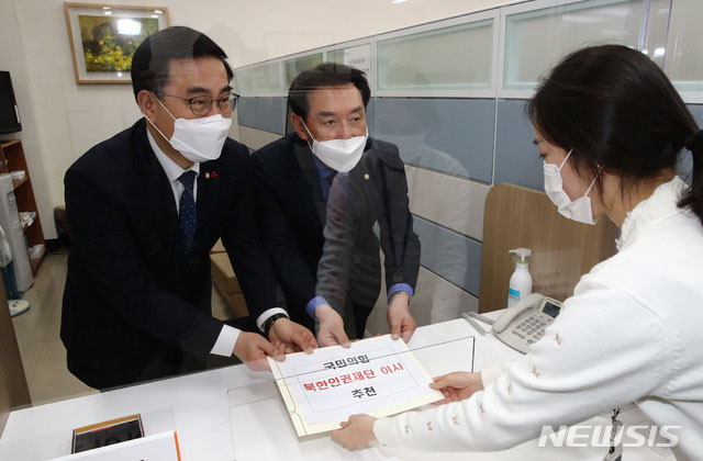 ▲ 지난해 2월 국회 의안과에 국민의힘 몫 재단 이사 추천서를 제출하는 국회 외통위 야당 간사 김석기 의원과 같은 당 최형두 의원. ⓒ뉴시스. 무단전재 및 재배포 금지.