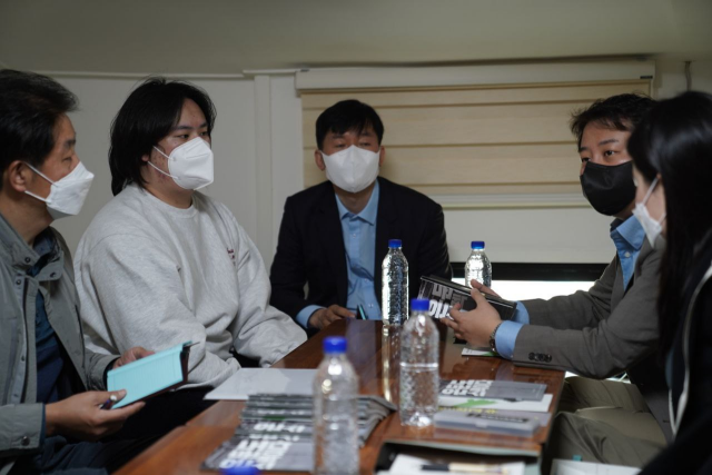 ▲ 지난 6일 서울 강북구에 위치한 '안 무서운 회사'를 찾아 (탈)은둔 청년들을 인터뷰 중인 장예찬(오른쪽 2번째) 대통령직인수위원회 청년소통TF 단장. ⓒ인수위 제공