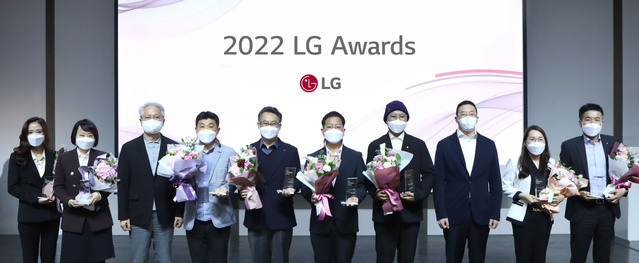 ▲ 6일 서울 LG사이언스파크에서 열린 '2022년 LG 어워즈'에서 일등LG상 수상자(가운데 4명)를 중심으로 우수상과 특별상 수상자들,  LG 구광모 대표(오른쪽 3번째)와 권봉석 COO(왼쪽 3번째)가 기념 촬영을 하고 있다. ⓒLG