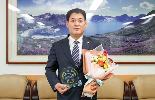 ▲ 경주시의회 박광호의원이‘ 대한민국 글로벌크라운대상’을 수상했다.ⓒ경주시의회