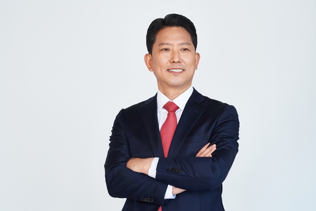 ▲ 김장호 구미시장 예비후보가 ‘장호씨의 심쿵약속’ 두 번째 공약으로 ‘단계별 무상교복 지원 확대’ 추진을 7일 약속했다.ⓒ김장호 예비후보 사무소