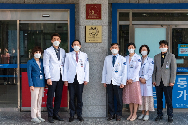 ▲ 계명대학교 대구동산병원(병원장 서영성)은 4월 6일 외래관 1층에서 보건복지부 3주기 급성기병원 의료기관 인증 현판 제막식을 개최했다.ⓒ계명대동산병원