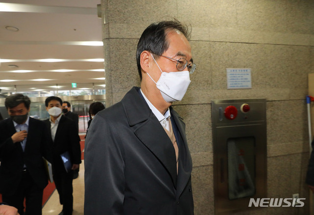 ▲ 한덕수 국무총리 후보자가 8일 오전 서울 종로구 한국생산성본부 빌딩에 마련된 청문회 준비단 사무실로 출근하고 있다. ⓒ뉴시스