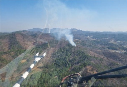 ▲ 8일 오전 8시 52분쯤 충남 예산군 대흥면 대률리 야산에서 산불이 나 진화작업을 하고 있다.ⓒ산림청