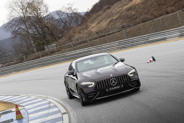 ▲ 벤츠 AMG GT 43이 트랙에서 달리는 모습. ⓒ벤츠코리아