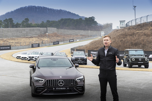 ▲ 요하네스 슌 벤츠코리아 부사장이 시범운행 후 스피치를 하는 모습. ⓒ벤츠코리아