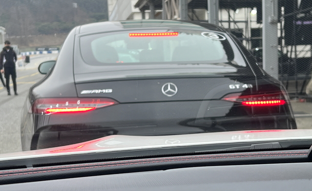 ▲ 트랙주행 후 모습. AMG GT 43의 후면부 모습도 보인다. ⓒ김재홍 기자