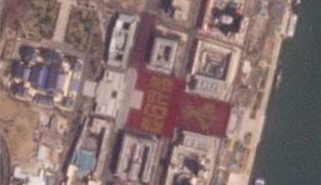 ▲ 지난 7일 북한 평양 김일성 광장을 촬영한 위성사진. 붉은 색 바탕 속에 '일심단결'이 보인다. ⓒ美플래닛 랩스 제공-미국의 소리 관련보도 화면캡쳐.