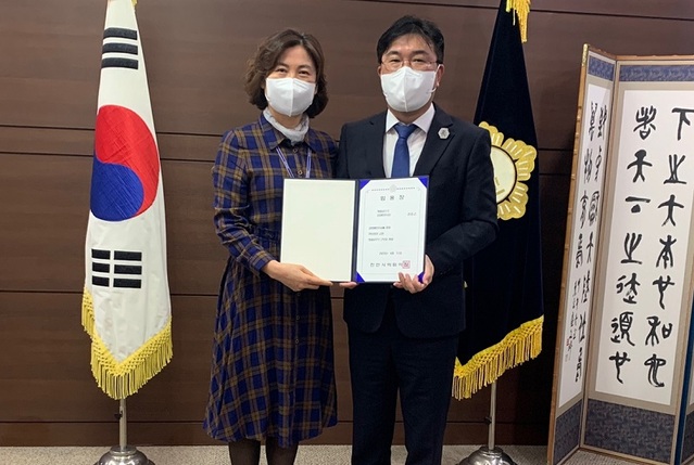 ▲ 황천순 천안시의회 의장(우)가 8일 시의회에서 6급으로 승진한 김춘금 주무관에게 임용장을 수여한 뒤 기념촬영을 하고 있다.ⓒ천안시의회