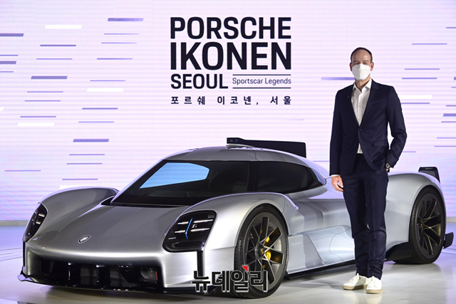 ▲ 홀가 게어만 포르쉐코리아 대표가 차량 앞에서 포즈를 취했다. ⓒ뉴데일리 DB