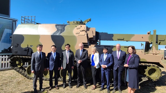 ▲ 참석자들이 기념촬영을 하고 있다. 왼쪽부터 리차드 조 한화디펜스 호주법인장, 손재일 한화디펜스 대표이사, 강은호 방위사업청장, 스콧 모리슨 호주 총리.ⓒ한화디펜스