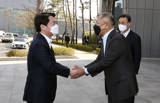 ▲ 정의선 현대차그룹 회장이 안철수 인수위 위원장을 맞이하는 모습. ⓒ현대차그룹