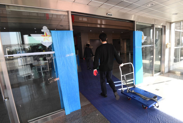 ▲ 8일 오전 이사업체 직원들이 5~10층 부서들의 짐을 옮기기 위해 청사 현관으로 들어서고 있다. ⓒ국방일보 제공.
