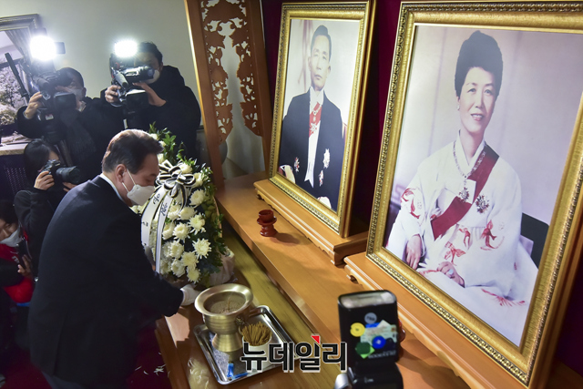 ▲ 윤석열 대통령 당선인이 국민의힘 대선후보 시절인 지난 2월18일 오후 경북 구미시 박정희 전 대통령의 생가를 방문해 故박 전 대통령과 육영수 여사 영정에 묵념을 하고 있다.ⓒ뉴데일리DB