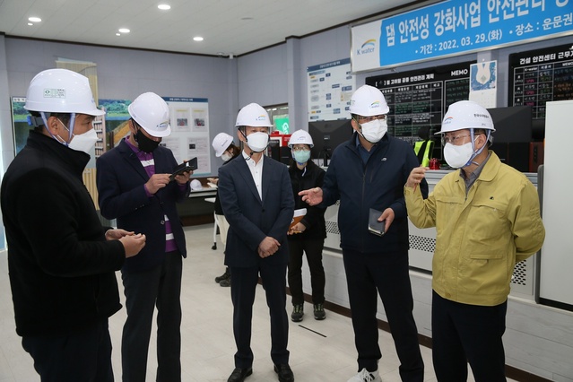 ▲ 황영호 청도군수 권한대행(오른쪽)이 지난 7일 한국수자원공사 낙동강유역본부 운문권지사를 찾아 운문댐 용수공급 감량(하천유지용수 감량 시행 등)에 따른 지역주민의 의견을 전달했다.ⓒ청도군