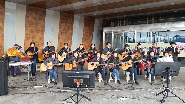 ▲ 벚꽃 향기와 함께 지역 공연 예술단체가 안동문화관광단지에서 버스킹 공연을 하고 있다.ⓒ경북관광공사