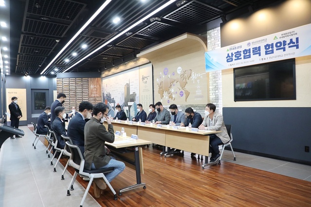 ▲ 영남이공대학교(총장 이재용)는 지난 6일 오후 2시 천마스퀘어 역사관에서 현대중공업㈜ 및 현대중공업 사내협력회사협의회와 조선산업 기술인력 양성을 위한 다자간 업무 협약을 맺었다.ⓒ영남이공대