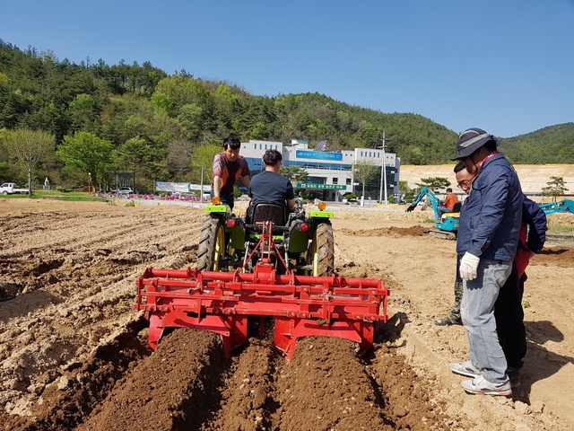 ▲ 청송군은 본격적인 영농철을 맞아 4월부터 ‘농작업대행 서비스’를 시작해 오는 6월까지 운영한다고 밝혔다.ⓒ청송군