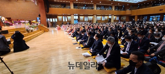 ▲ 김무원 대한불교 천태종 제19대 총무원장(63) 취임 법회가 9일 오전 충북 단양군 영춘면 구인사에서 열렸다. 취임 법회 장면.ⓒ김정원 기자