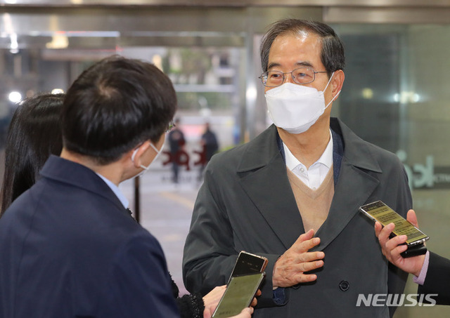 ▲ 한덕수 국무총리 후보자가 지난 8일 오전 서울 종로구 한국생산성본부 빌딩에 마련된 청문회 준비단 사무실로 출근하며 취재진의 질문에 답하고 있다. ⓒ뉴시스