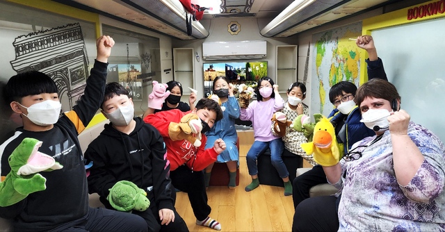 ▲ 대구경북영어마을이 운행하는 펀잉글리시버스가 경북도내 60개 초등학교를 찾아 달린다. 사진은 지난 8일 포항 청하초교에서 가진 ‘1일 영어체험 교실’모습.ⓒ영진전문대