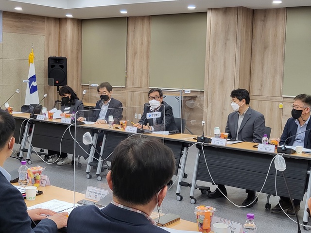 ▲ 경상북도는 지난 8일 대구경북한뿌리상생위원회 회의실에서 하대성  경제부지사 주재로 지역 12개 경제유관기관 임직원 등 20여 명이 참석한 가운데 ‘경제위기점검 회의’를 개최했다.ⓒ경북도