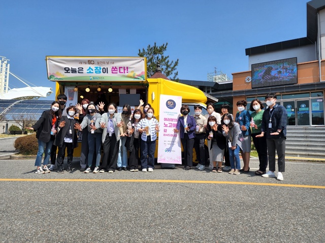 ▲ 권정희 칠곡군보건소장은 지난 7일 보건의 날을 맞아 연일 고생하는 직원들을 위해 100만 원 상당의 간식차를 준비해 ‘오늘은 소장이 쏜다’ 일명 오소쏘라는 주제로 깜짝 이벤트를 펼쳤다.ⓒ칠곡군