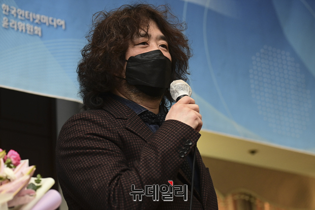 ▲ TBS 라디오 '김어준의 뉴스공장'을 진행하는 방송인 김어준. ⓒ뉴데일리