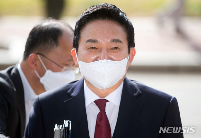 ▲ 원희룡 국토교통부 장관 후보자가 11일 오전 경기 과천시 정부과천청사 2동에 마련된 청문회 준비 사무실로 출근하며 취재진의 질문에 답하고 있다.ⓒ 뉴시스