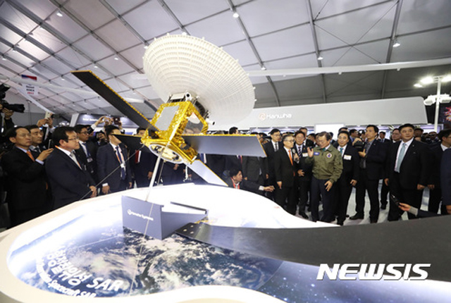 ▲ 2017년 10월 당시 아덱스에 전시한 SAR 정찰위성 모형을 문재인 대통령이 바라보고 있다. ⓒ뉴시스. 무단전재 및 재배포 금지.