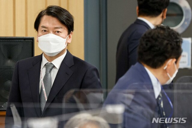 ▲ 안철수 대통령직인수위원장이 11일 서울 종로구 삼청동 인수위원회에서 열린 제10차 코로나비상대응특위 회의에 참석하고 있다. ⓒ뉴시스