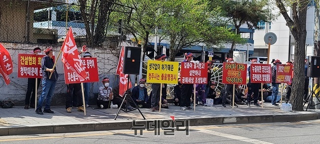 ▲ 충북 청주시 흥덕구 동막골 ㈜청주하이테크배리 폐기물처리장 저지 비상대책위원회(위원장 박화규)는 11 청주시청 앞에서 집회를 하고 ㈜청주하이테크밸리가 청주시 흥덕구 강내면 태성리, 다라기, 동막동 일원에 시행하는 폐기물처리장 중앙으로 이전을 재차 촉구하고 나섰다.ⓒ뉴데일리 D/B