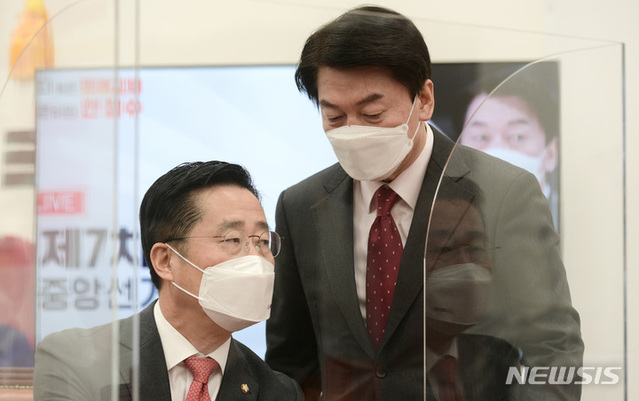 ▲ 이태규 국민의당 의원(왼쪽)과 안철수 대통령직인수위원장. ⓒ뉴시스