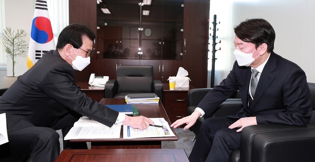 ▲ 이시종 충북도지사가 11일 서울 통의동 대통령인수위원회를 방문, 안철수 위원장에게 충북의 주요 현안을 설명하고 있다.ⓒ충북도