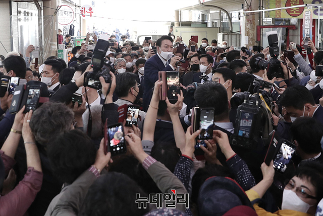 ▲ 경북 지역을 방문 중인 윤석열 대통령 당선인이 11일 경북 안동시 중앙신시장 방문해 시민들에게 인사를 하고 있다.ⓒ정상윤 기자(사진=대통령직인수위원회)
