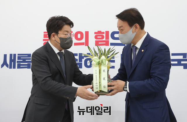 ▲ 권성동 국민의힘 원내대표가 11일 오전 국회 원내대표실을 방문한 서일준 대통령직인수위원회 행정실장으로부터 윤석열 대통령 당선인이 보낸 원내대표 당선 축하난을 전달받고 있다. ⓒ이종현 기자