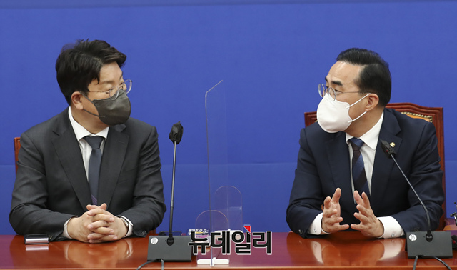 ▲ 권성동 국민의힘 신임 원내대표가 11일 오후 국회에서 박홍근 더불어민주당 원내대표를 예방하고 대화를 나누고 있다. ⓒ뉴데일리(사진=공동취재단)