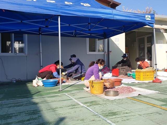 ▲ 청도군은 과수 개화기에 맞춰 결실안정과 고품질 과실 생산에 꼭 필요한 양질의 꽃가루 공급을 위해 꽃가루은행을 지난 3월 31일부터 4월 30일까지 무상으로 운영하고 있다.ⓒ청도군