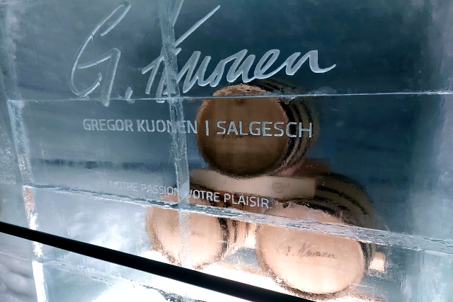 ▲ 알레취 빙하를 깎아 만든 얼음궁전 내부에 보관된 위스키 오크통.ⓒ뉴데일리DB