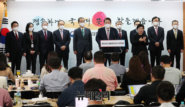 ▲ 윤석열 대통령 당선인이 10일 오전 서울 종로구 통의동 제20대 대통령직인수위원회 공동기자회견장에서 8개 부처 장관 후보자를 발표하고 있다. ⓒ뉴데일리DB