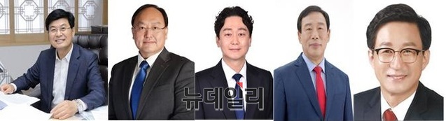 ▲ 촤측부터 더불어민주당 이춘희 세종시장, 조상호 전 세종시 경제부시장, 배선호 전 시장 부위원장, 국민의힘 최민호 전 행정중심복합도시건설청장, 성선제 국제변호사.ⓒ이길표 기자