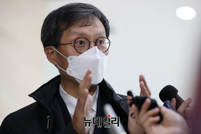 ▲ 이창용 한국은행 총재 후보자가 지난 1일 오전 서울 중구 부영태평빌딩에 차려진 인사청문회 TF 사무실에 출근하며 기자들의 질문에 답하고 있다.ⓒ이종현 기자