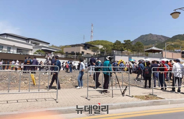 ▲ 윤석열 대통령 당선인과 박근혜 전 대통령이 12일 오후 대구 달성군 유가읍 쌍계리 사저에서 만남을 가질 예정인 가운데 이날 오전부터 사저 앞에는 시민과 지지자 발길이 이어지고 있다.ⓒ뉴데일리