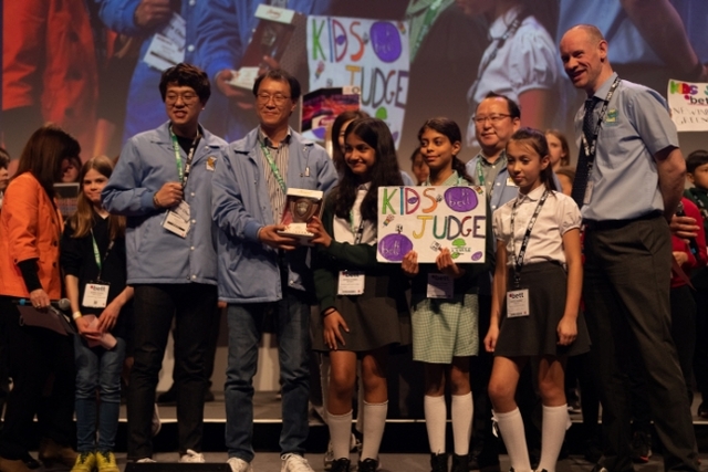 ▲ 최삼락 웅진씽크빅 IT 개발실장(무대 중앙 좌측에서 두 번째)과 관계자들이 시상식에 참여해 어린이들로부터 ‘Kids Judge Bett 2022’ 트로피를 받고 있다 ⓒ웅진