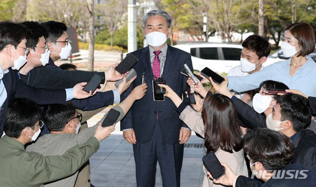 ▲ 후보자 사무실이 있는 용산 국방컨벤션 앞에서 기자들의 질문에 답하는 이종섭 국방장관 후보자. ⓒ뉴시스. 무단전재 및 재배포 금지.