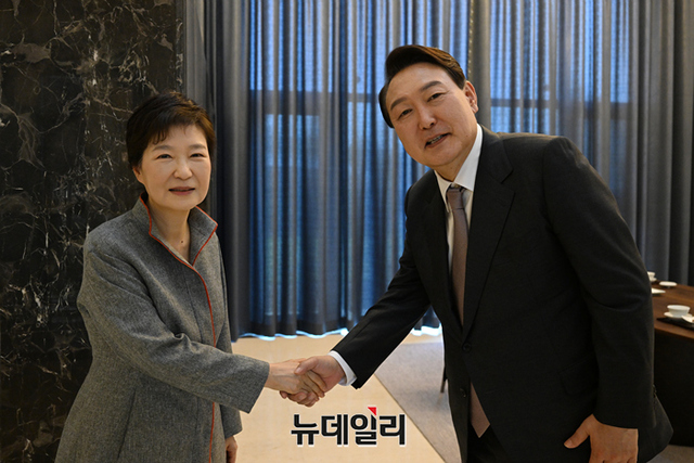 ▲ 윤석열(오른쪽) 대통령 당선인이 12일 오후 대구 달성군 유가읍 박근혜 전 대통령 사저를 찾아 박 전 대통령과 악수하고 있다. ⓒ뉴데일리DB